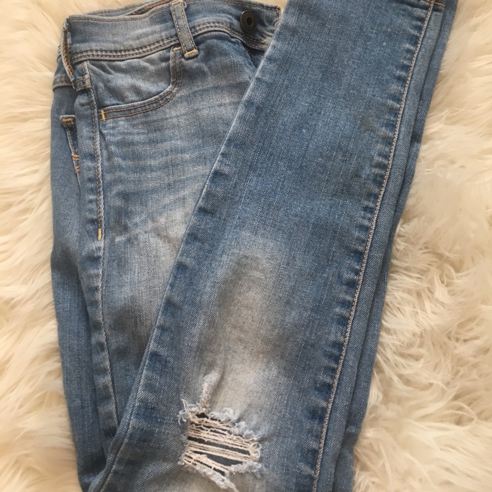 Abercrombie light wash jeans with a tear at knees